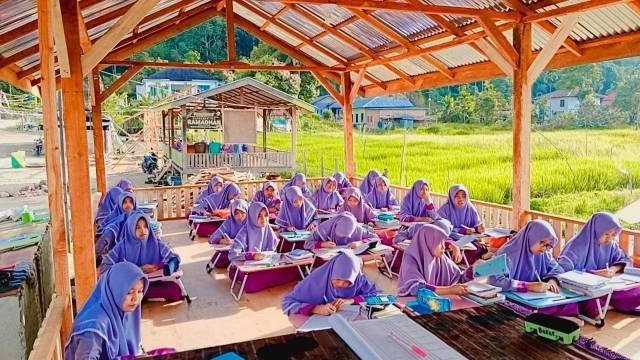 Pengaruh Lingkungan Belajar Terhadap Prestasi Akademik Siswa